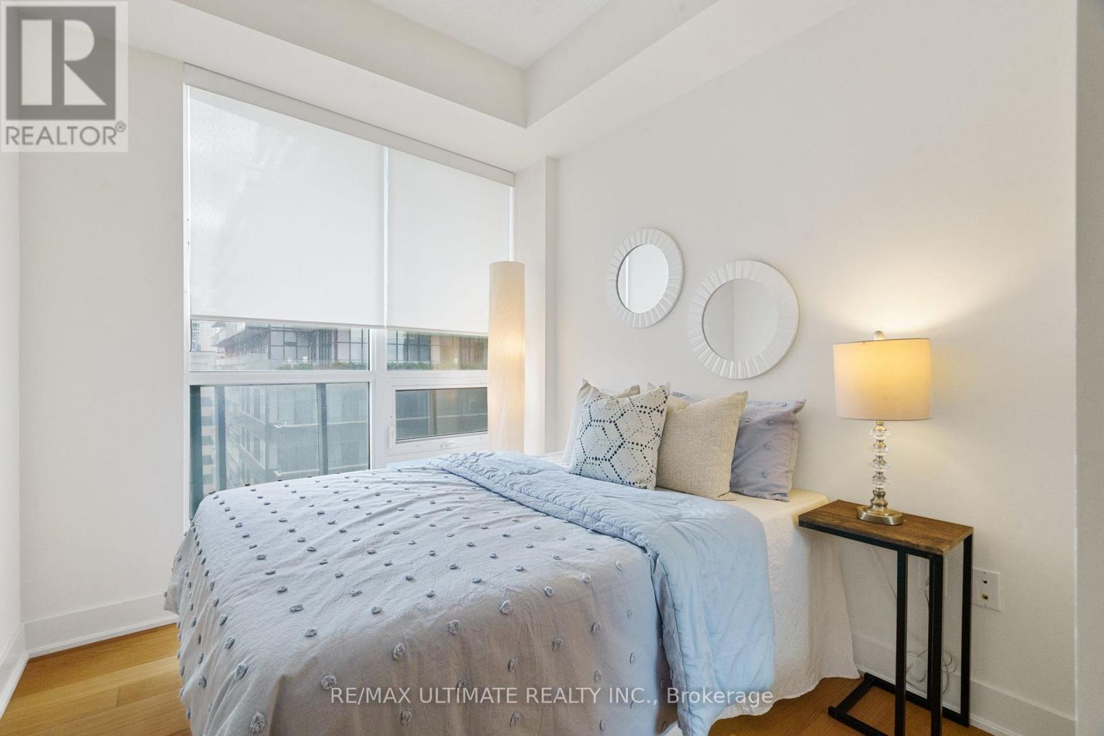 802 - 30 ROEHAMPTON AVENUE