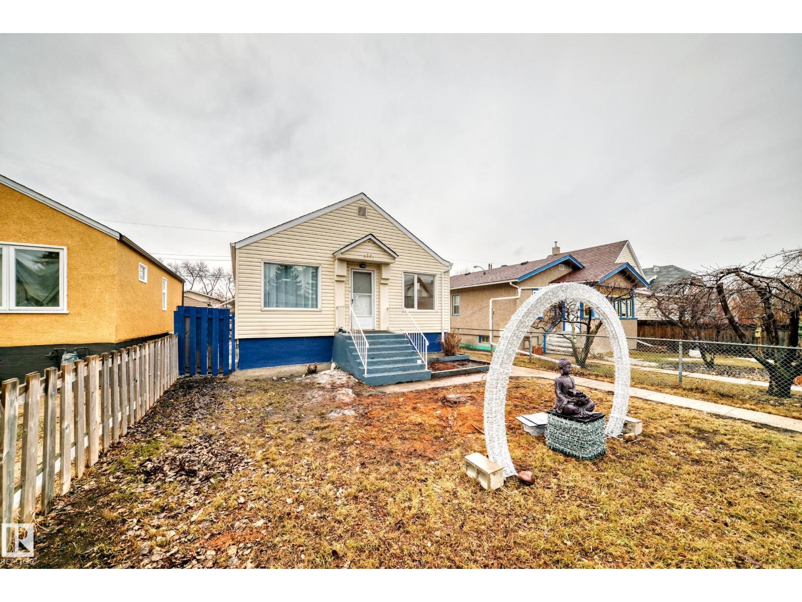 9221 110 AV NW