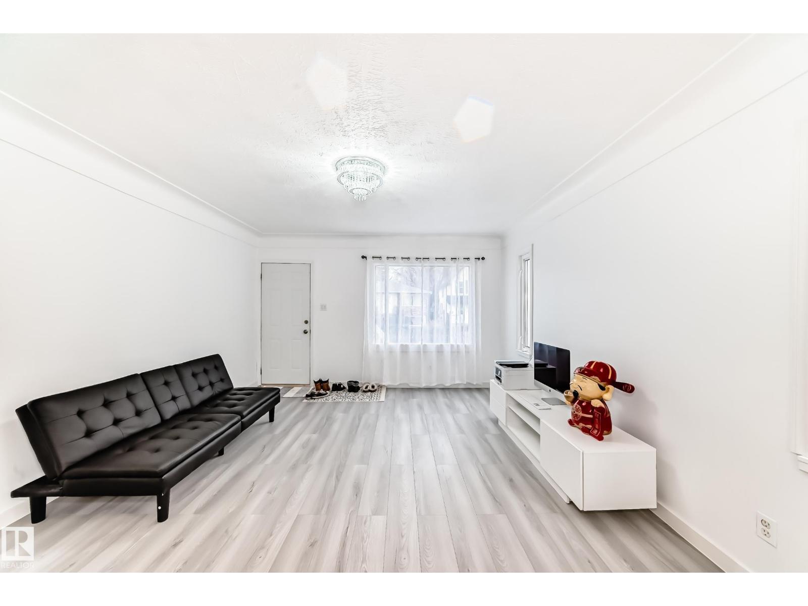 9221 110 AV NW