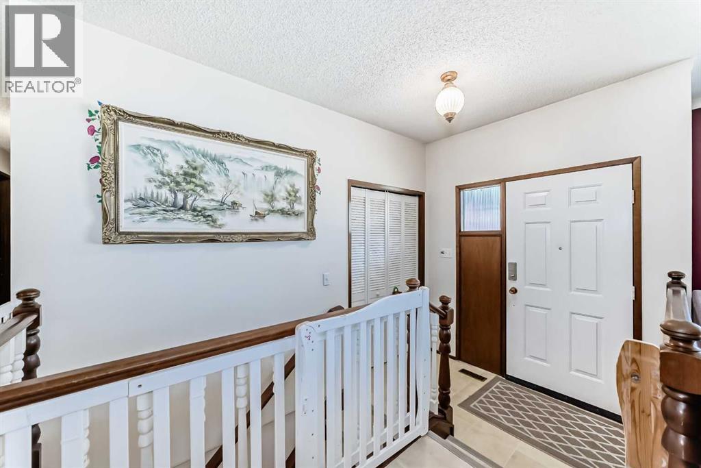 24 Templehill Bay NE