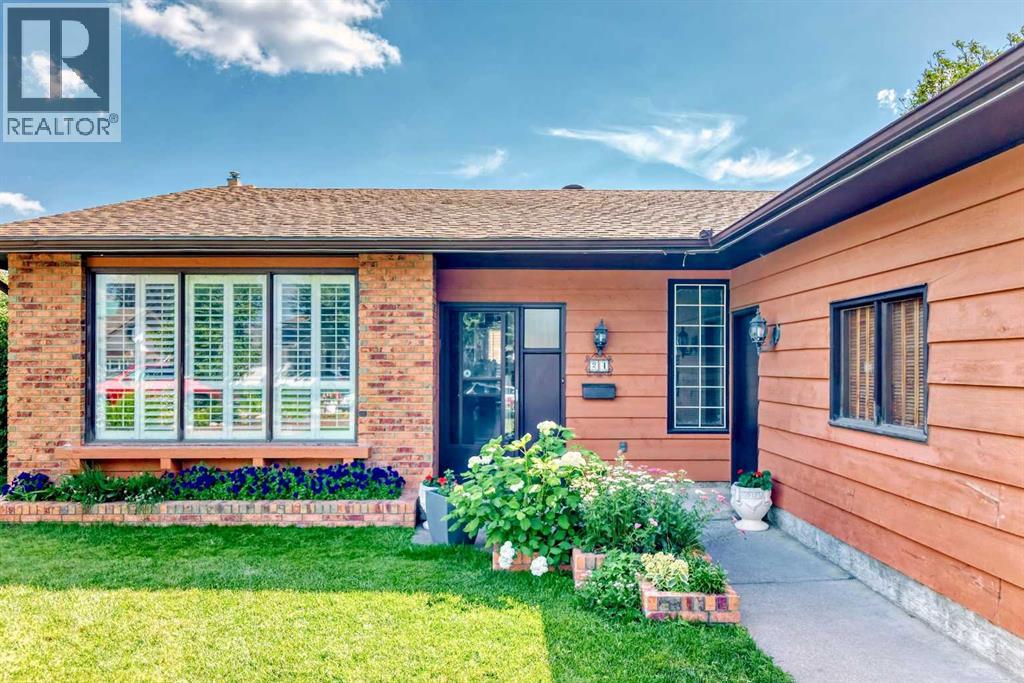24 Templehill Bay NE