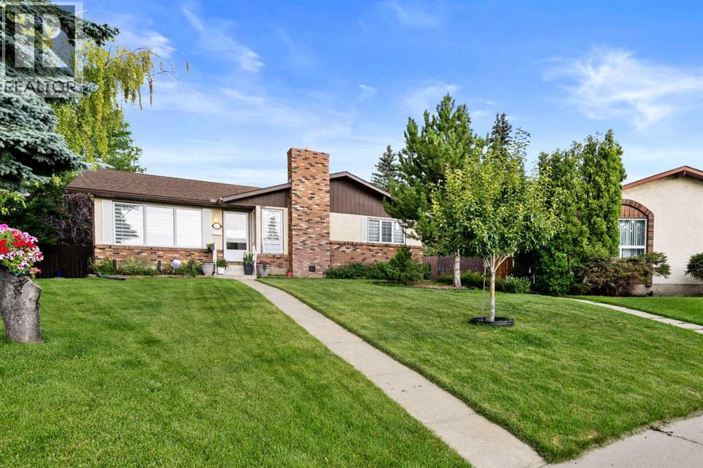 12 Whiteland Bay NE