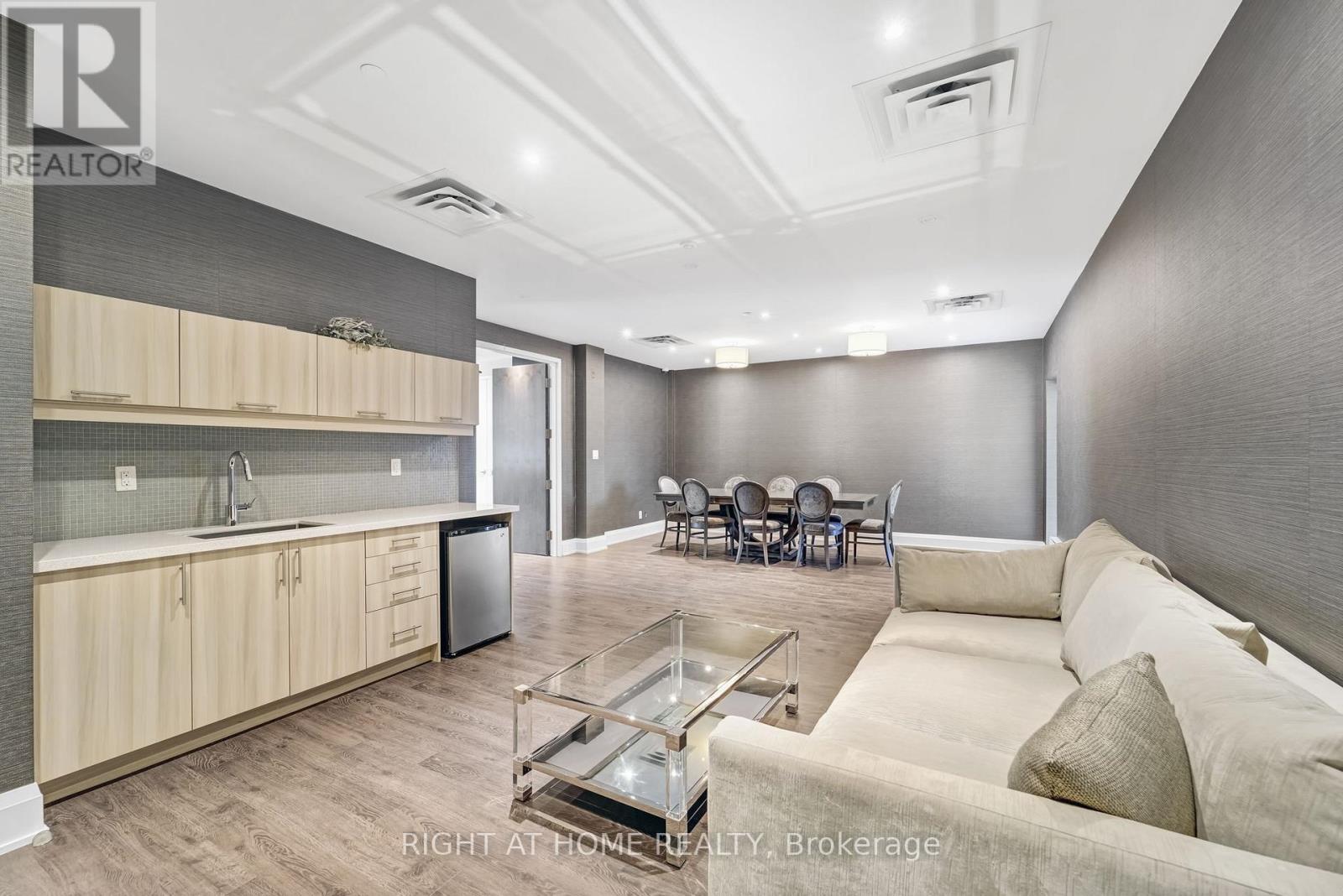 704A - 15277 YONGE STREET