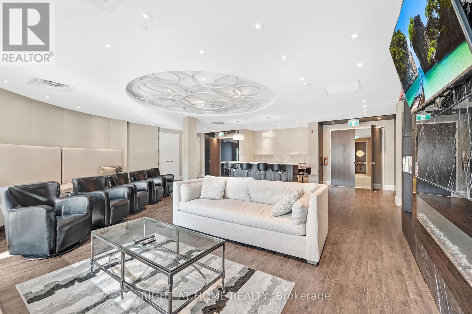 704A - 15277 YONGE STREET