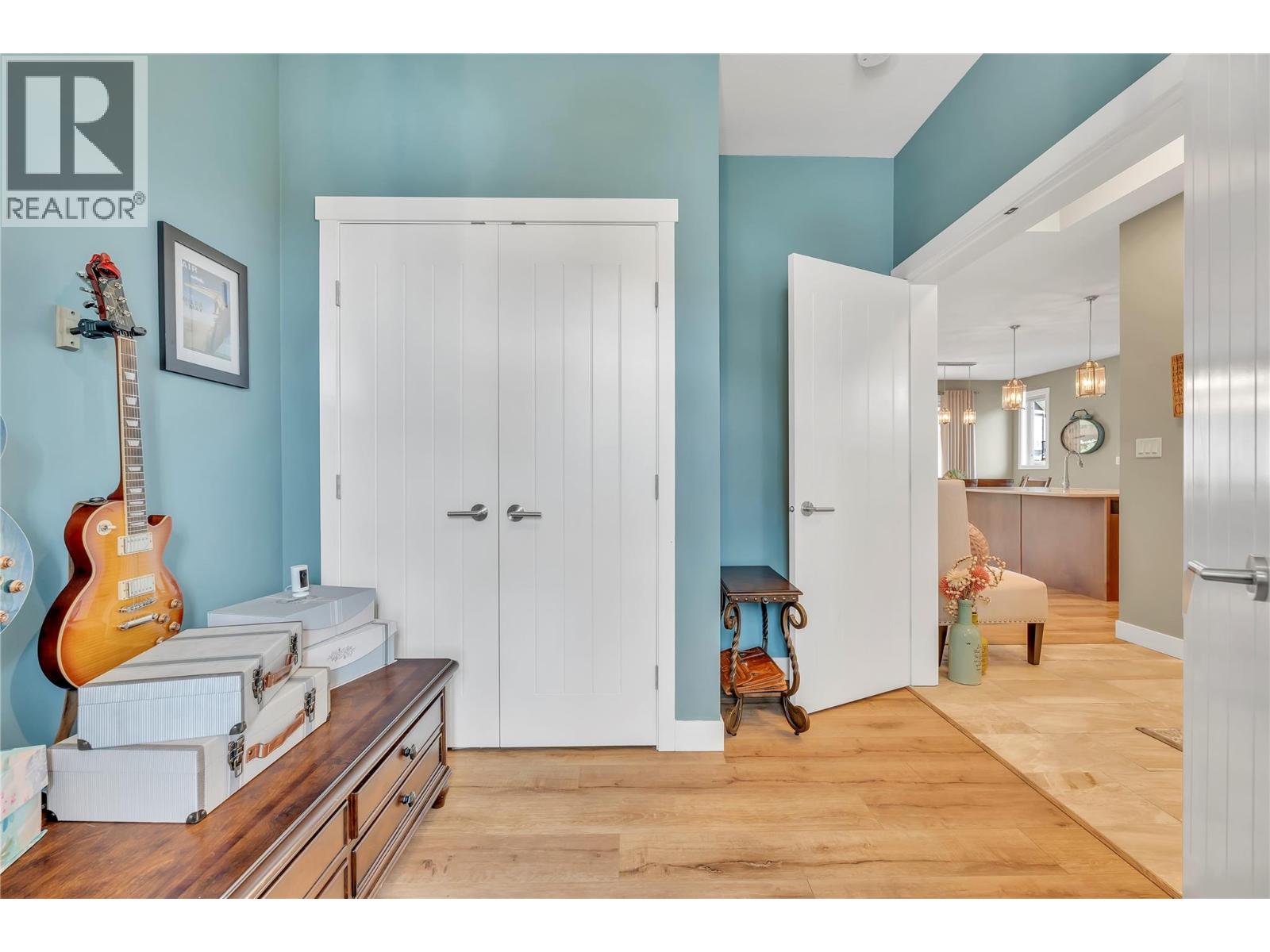 2078 LAWRENCE Avenue