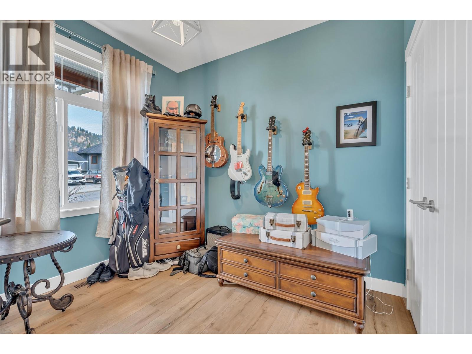 2078 LAWRENCE Avenue