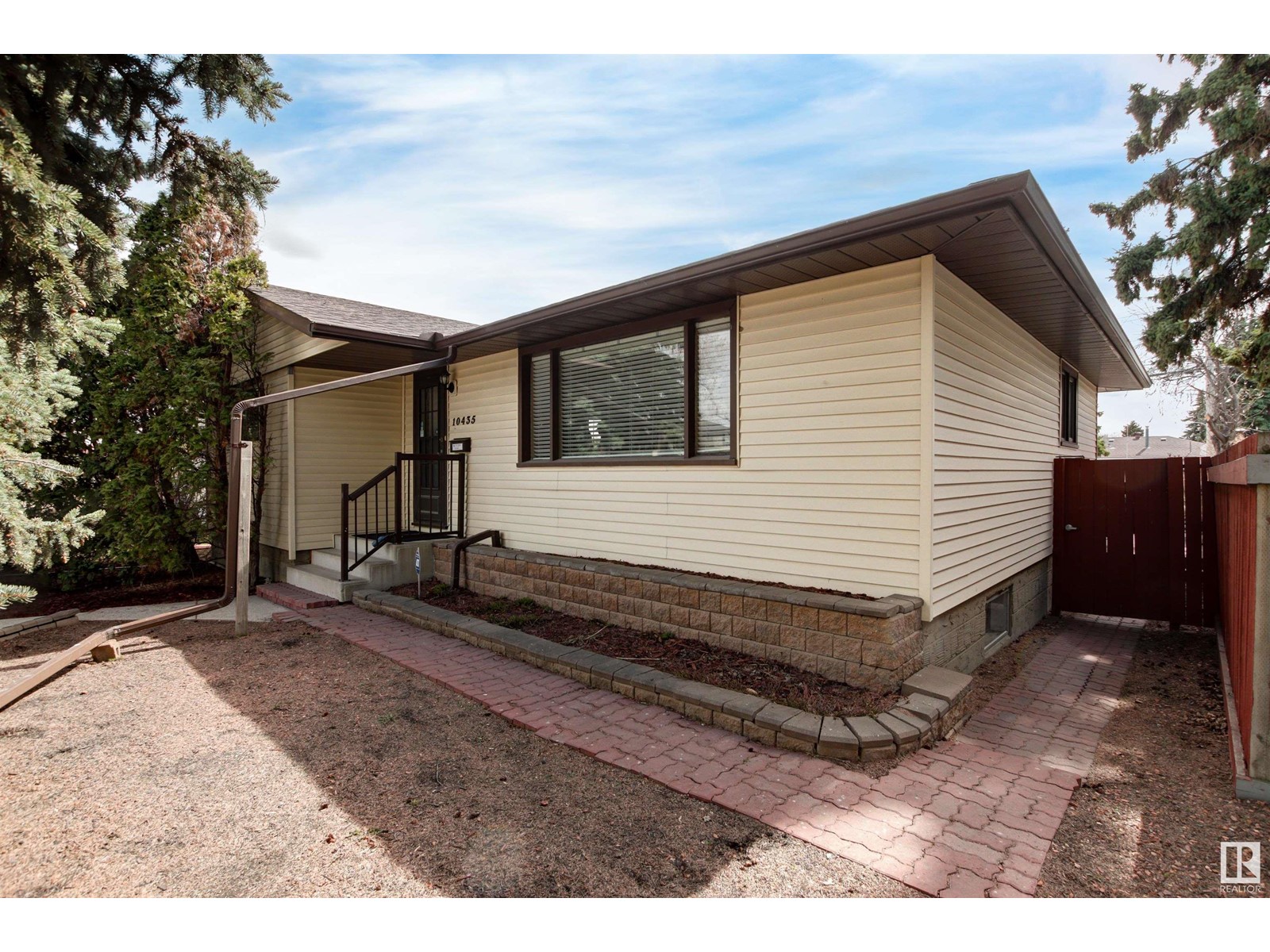 10435 137 AV NW