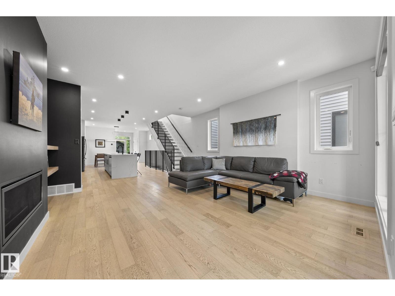9138 71 AV NW