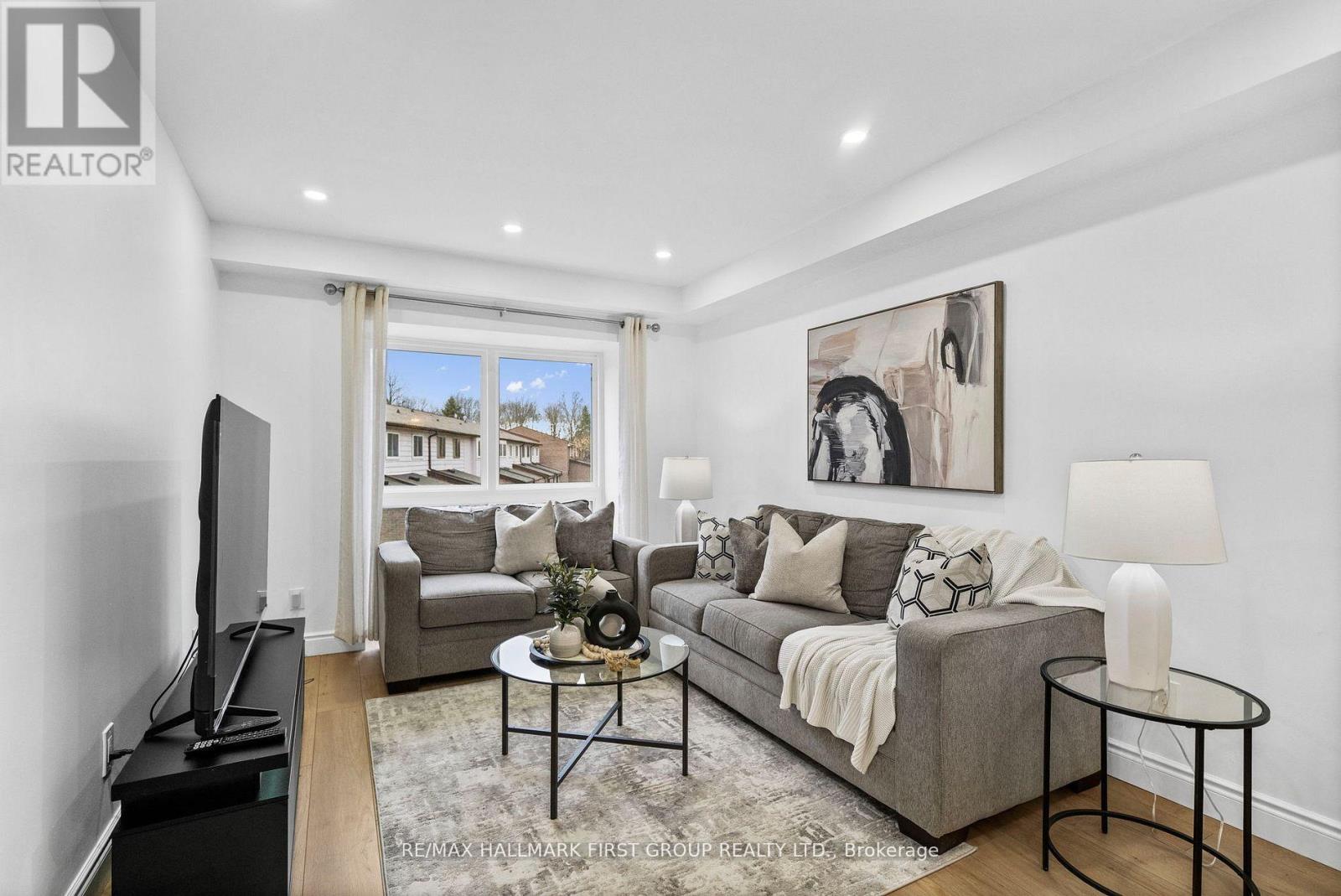 7 - 350 CAMELOT COURT