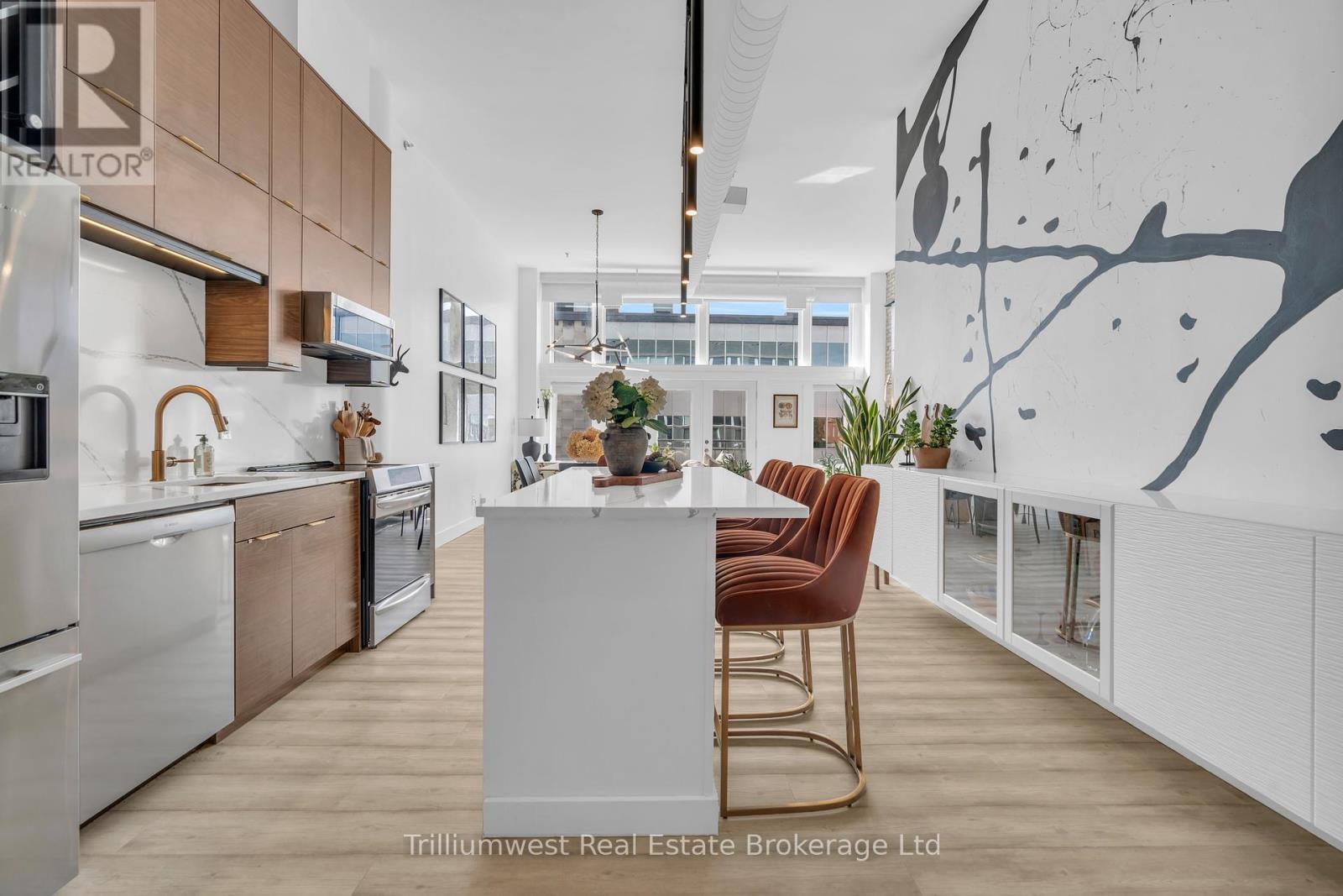 205 - 276 KING STREET W