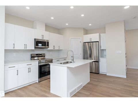 843 ROWAN CL SW Edmonton AB T6X1A2