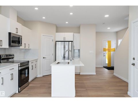 843 ROWAN CL SW Edmonton AB T6X1A2