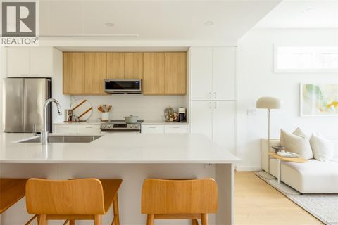 TH22 3450 Whittier Ave Saanich BC V8Z3R2