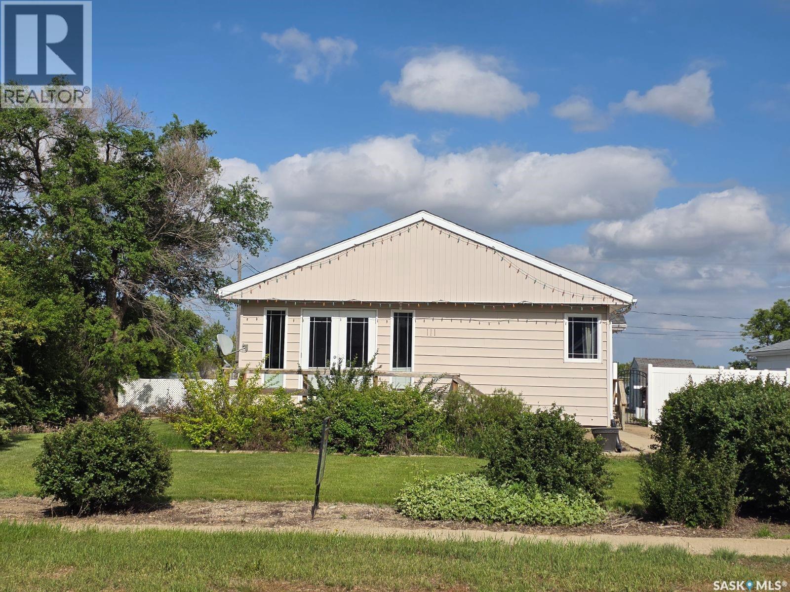 Photo 1 of 36 — 111 4th AVENUE N, Lucky Lake, SK S0L1Z0