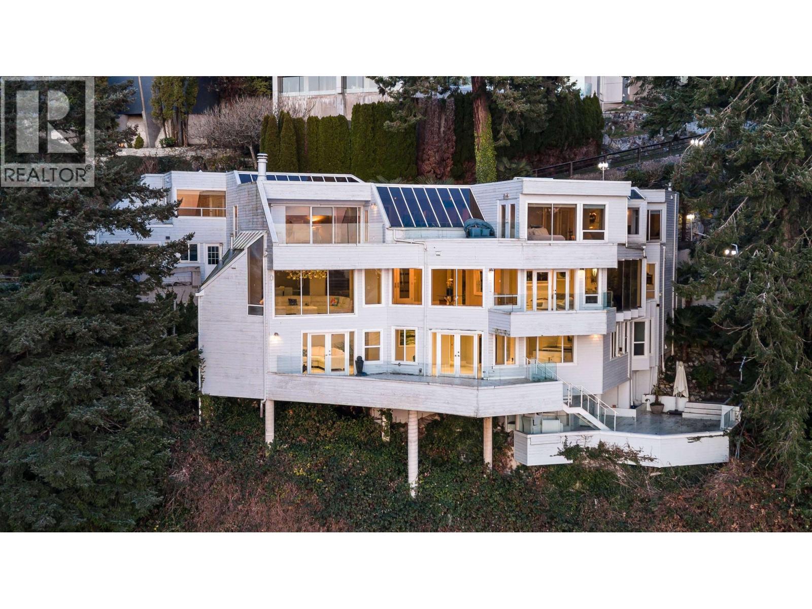 Photo 1 of 40 — 5530 PARTHENON PLACE, West Vancouver, BC V7W2V7