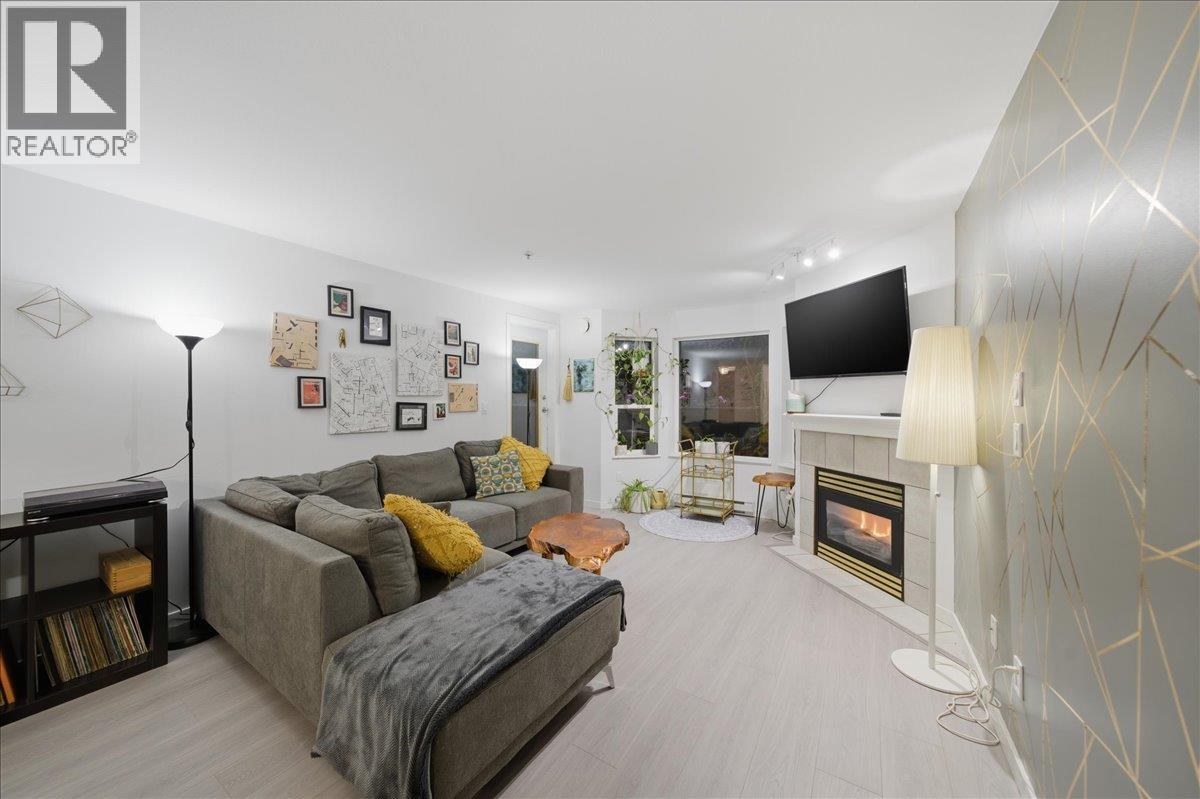 311 121 SHORELINE CIRCLE