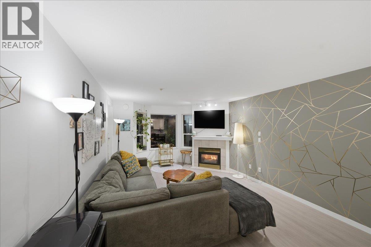 311 121 SHORELINE CIRCLE