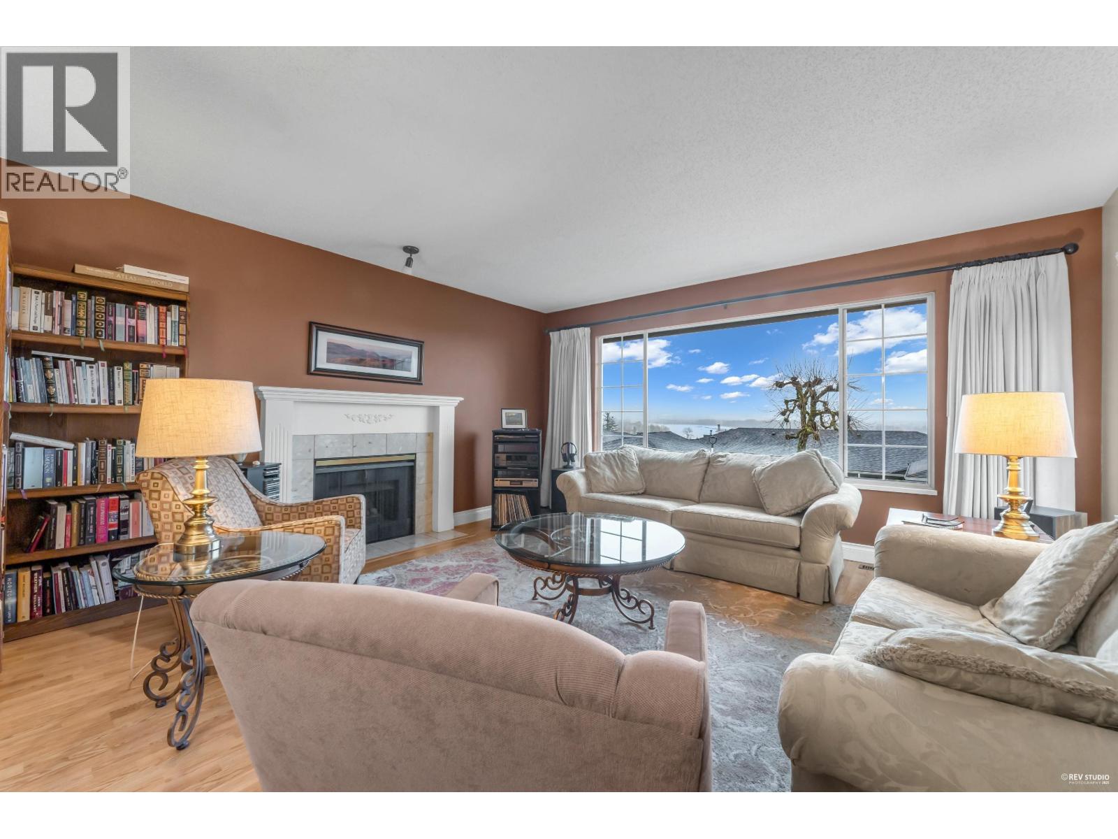 205 1140 CASTLE CRESCENT