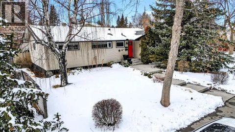 33 Warwick Drive SW Calgary AB T3C2R5