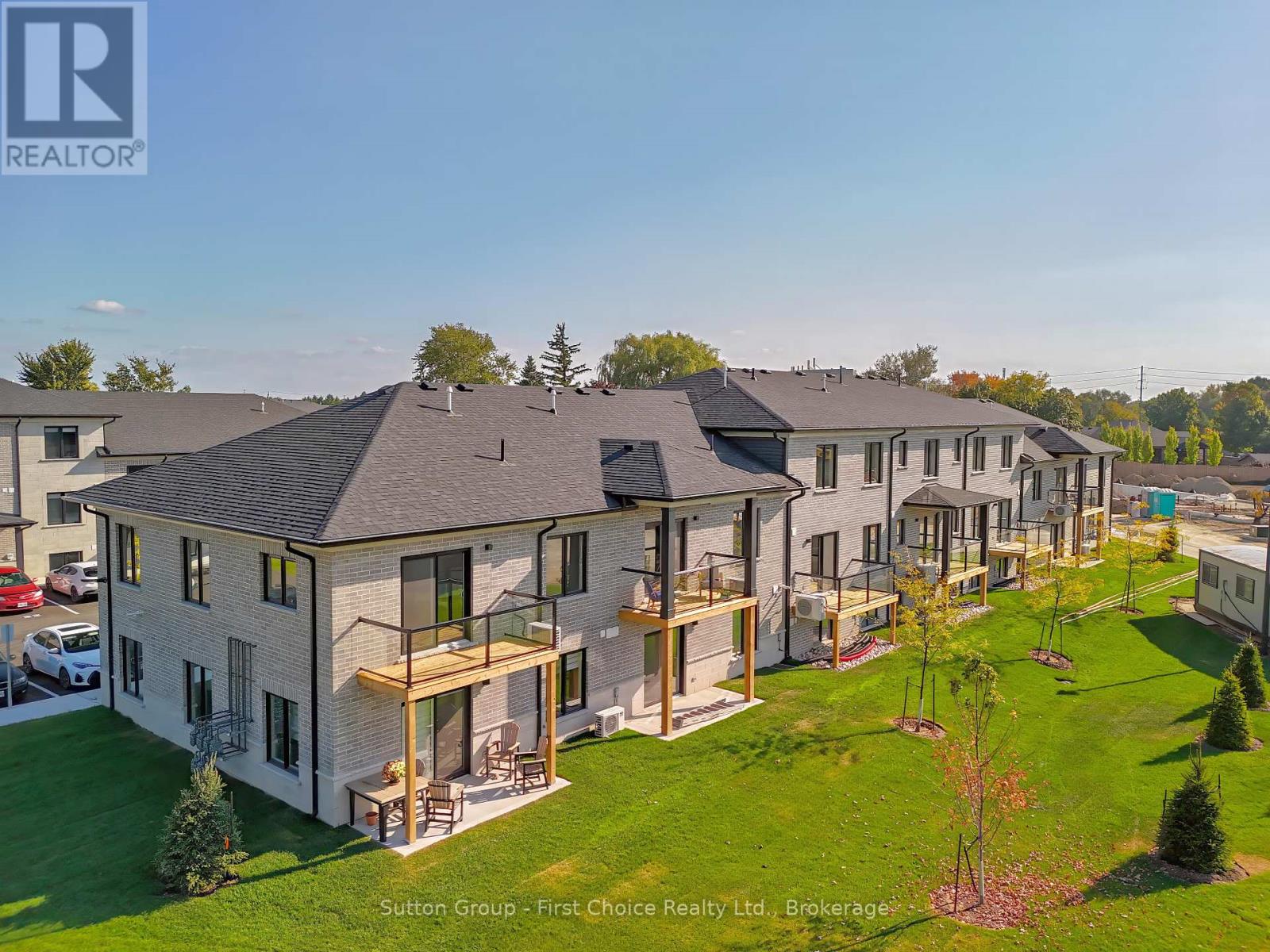 UNIT 32 - 3202 VIVIAN LINE