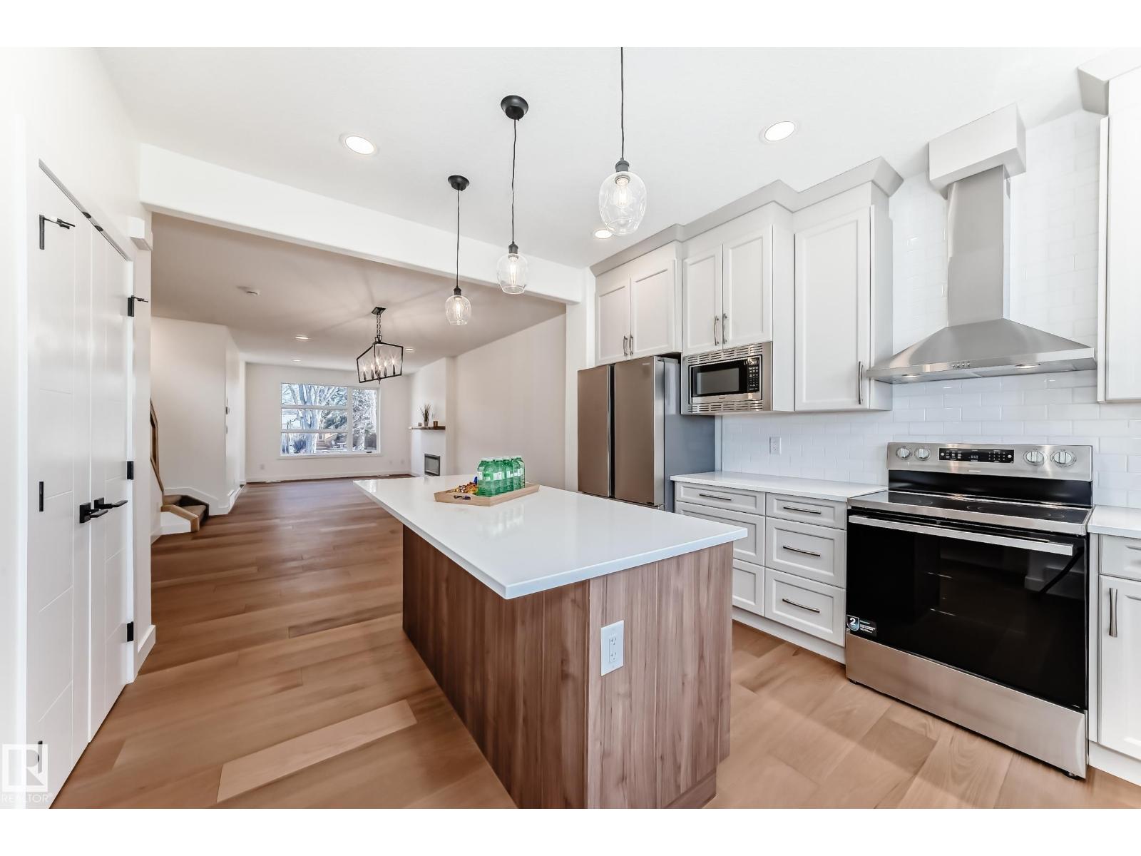 10721 70 AV NW