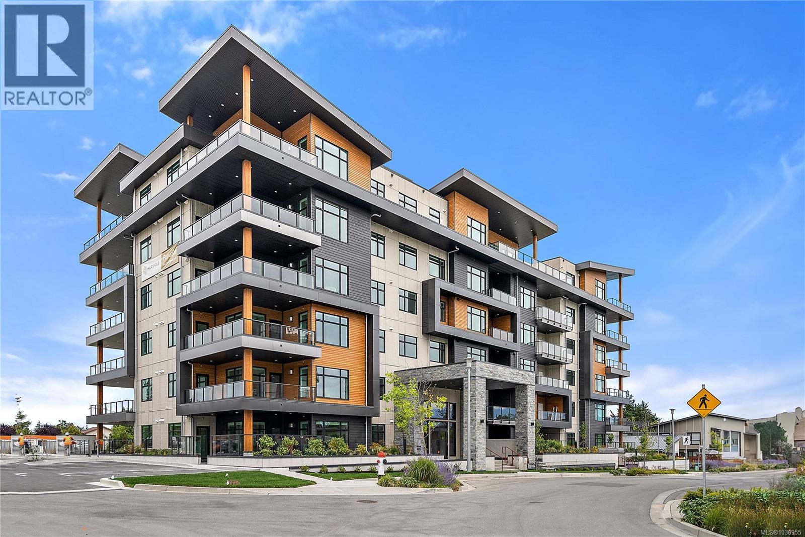 308 2520 Hackett Cres