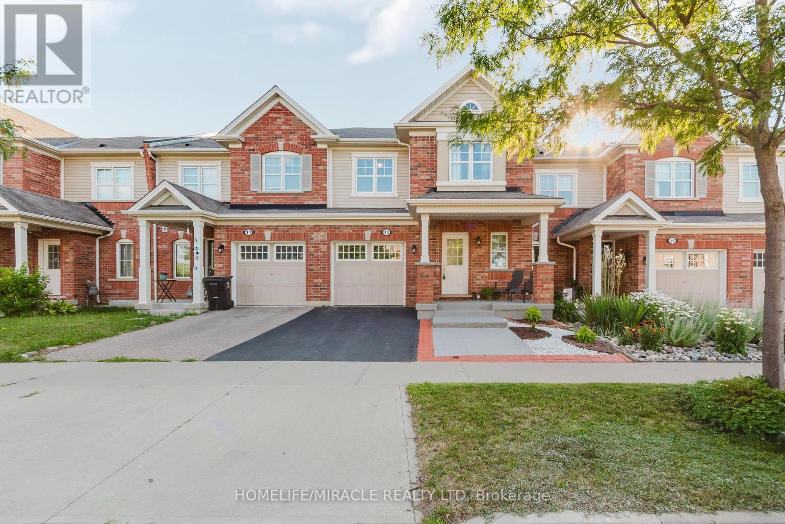 13 ARBOURVIEW CRESCENT