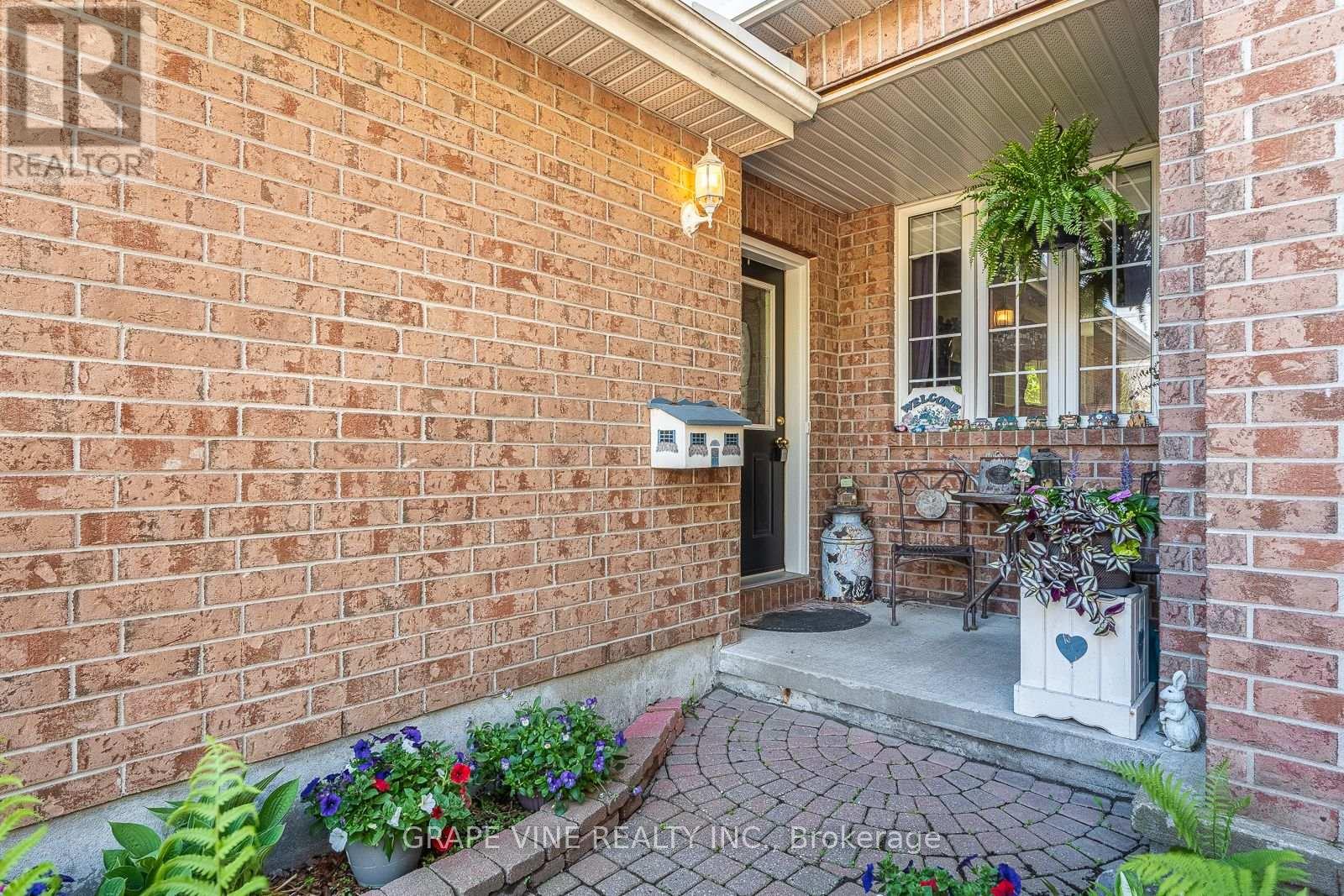 66 DAVENTRY CRESCENT
