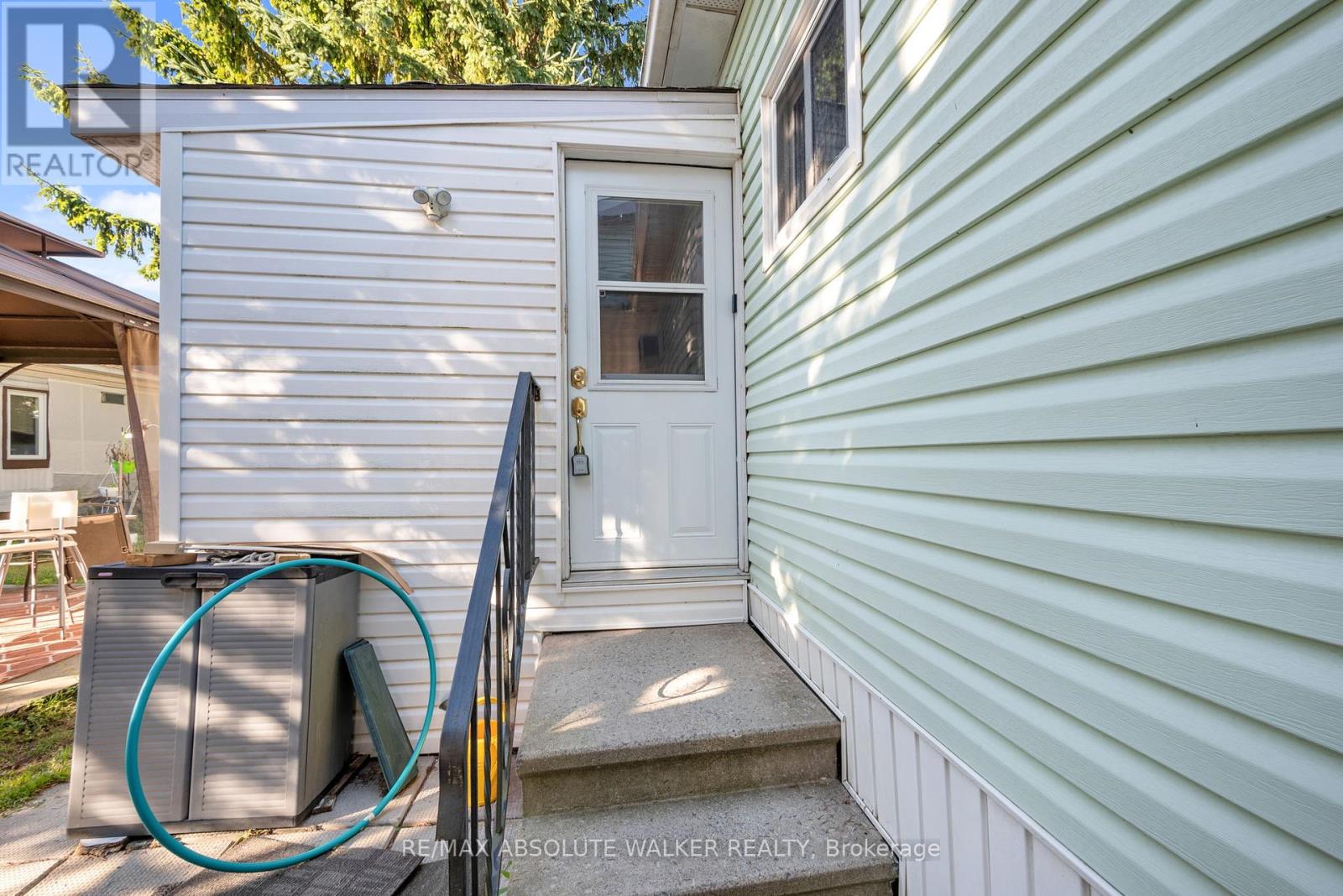 18 TRACY AVENUE E