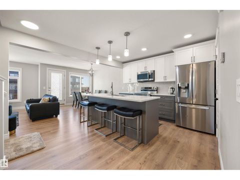 7828 KORULUK LINK LI SW Edmonton AB T6W4V1