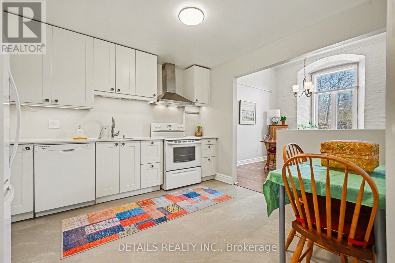 311 - 1 ROSAMOND STREET E
