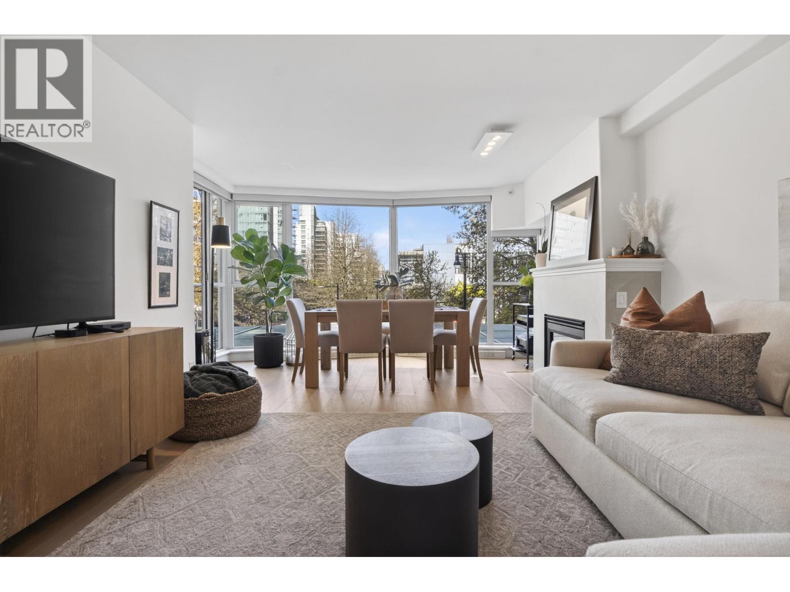 305 560 CARDERO STREET