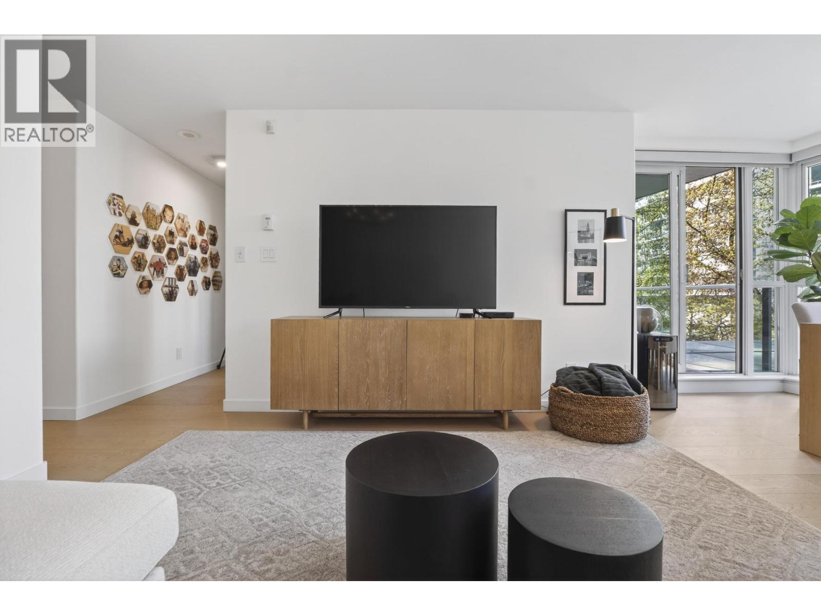 305 560 CARDERO STREET