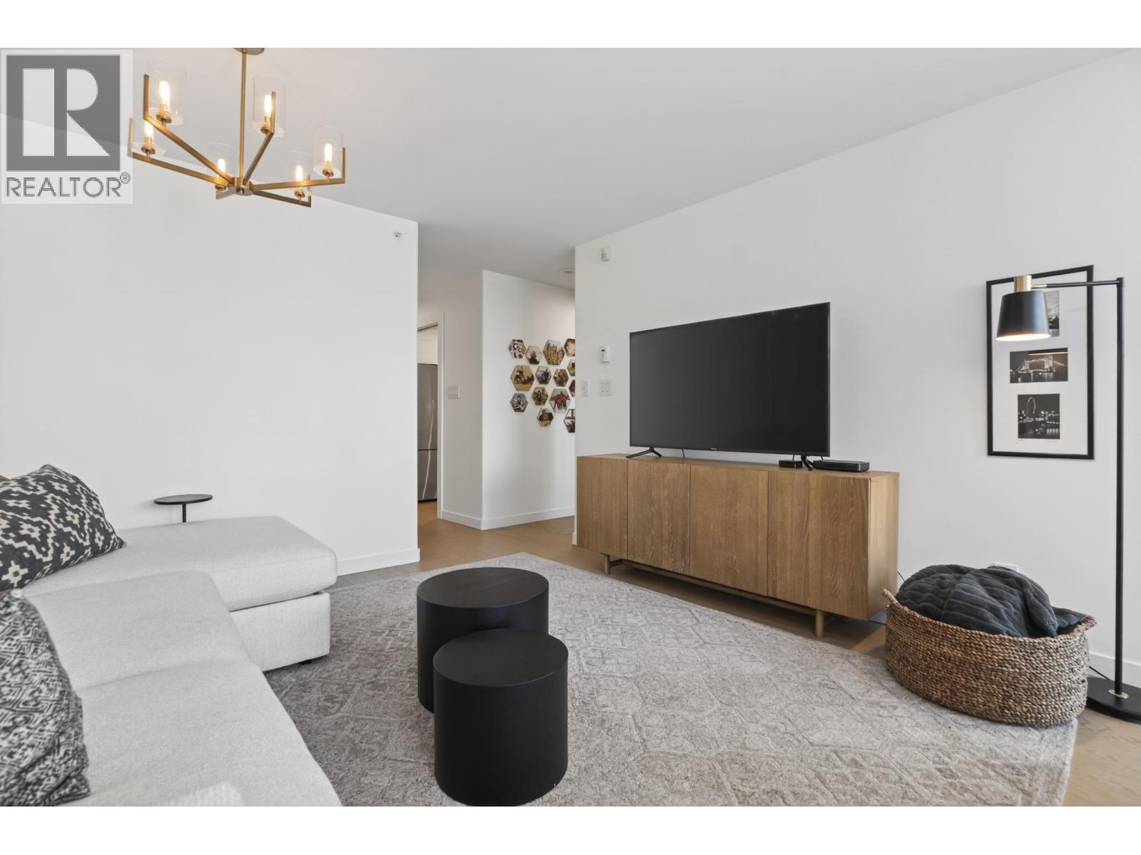 305 560 CARDERO STREET