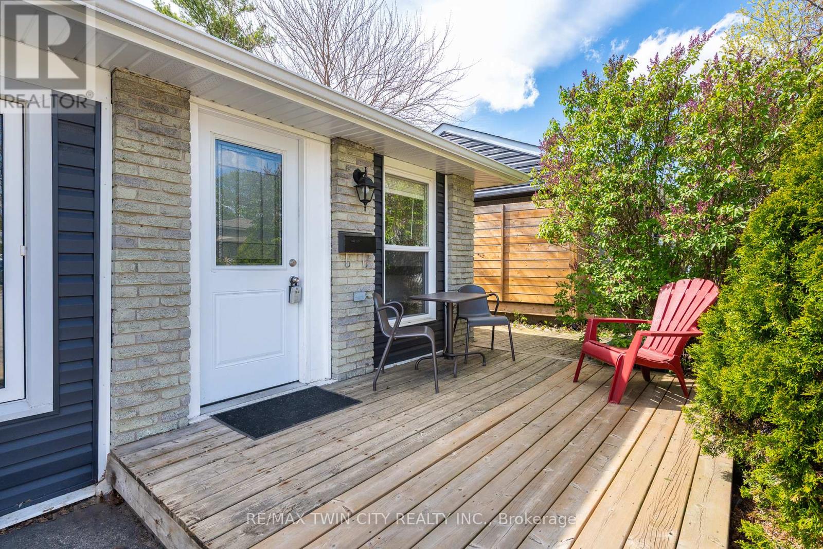 519 PINETREE CRESCENT