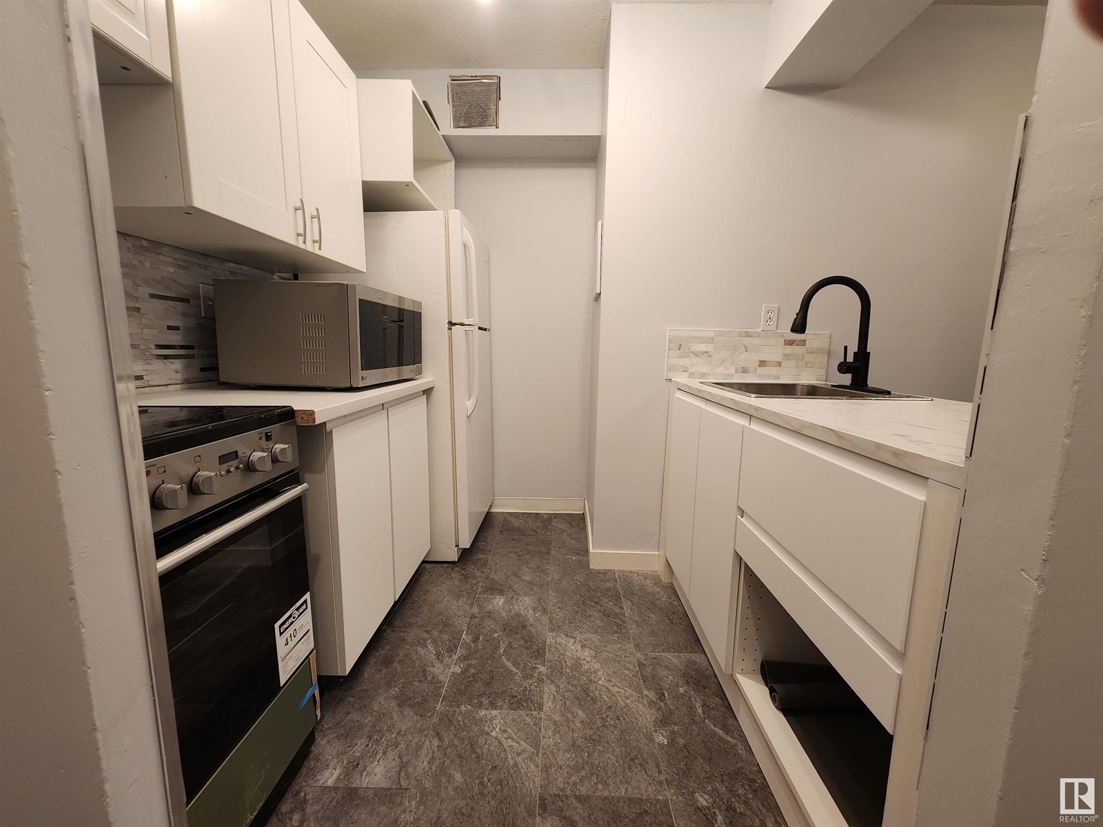 #207 10160 114 ST NW