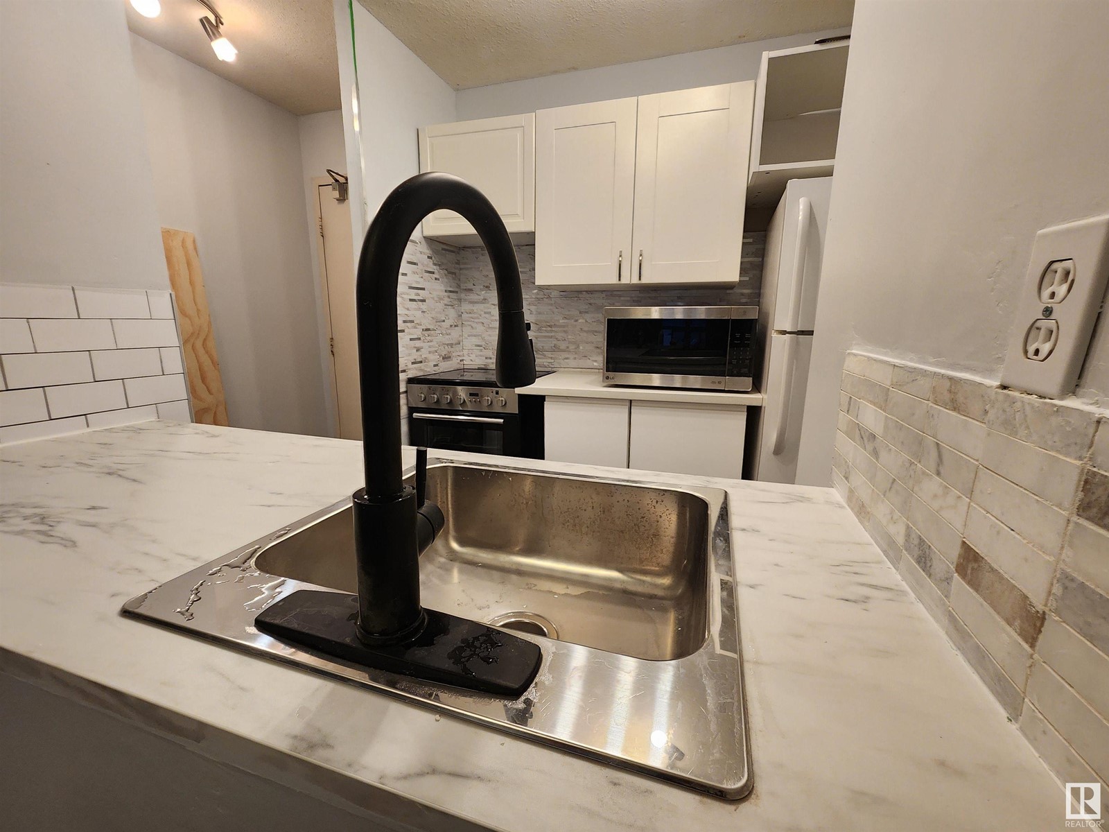 #207 10160 114 ST NW