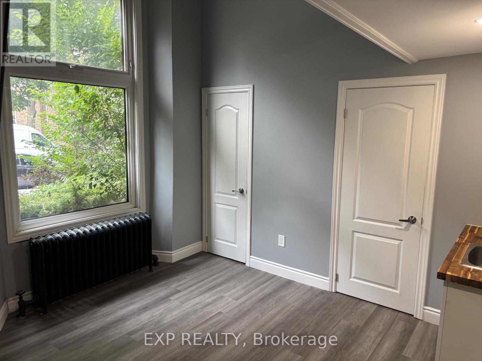 3 - 123 MACNAB STREET S
