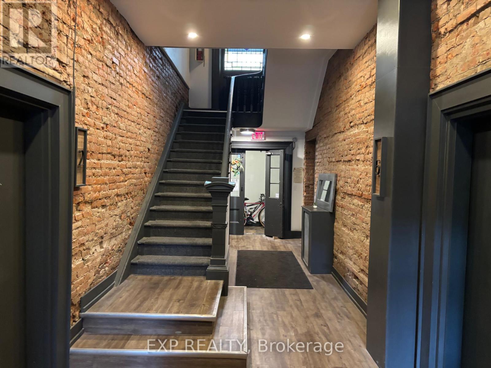 3 - 123 MACNAB STREET S