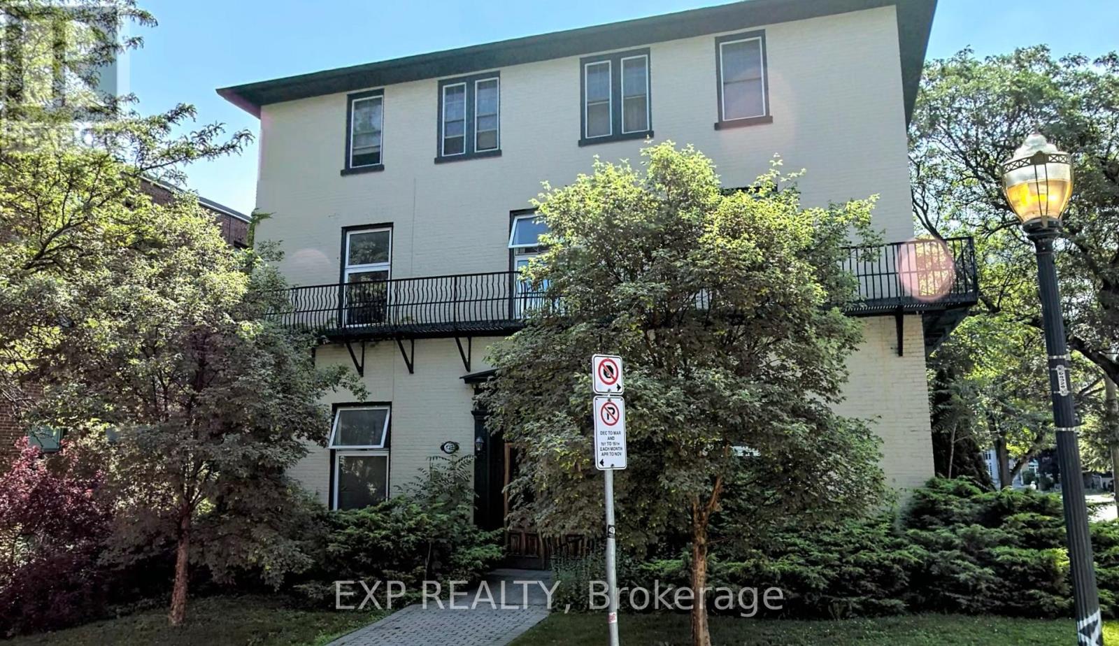 3 - 123 MACNAB STREET S