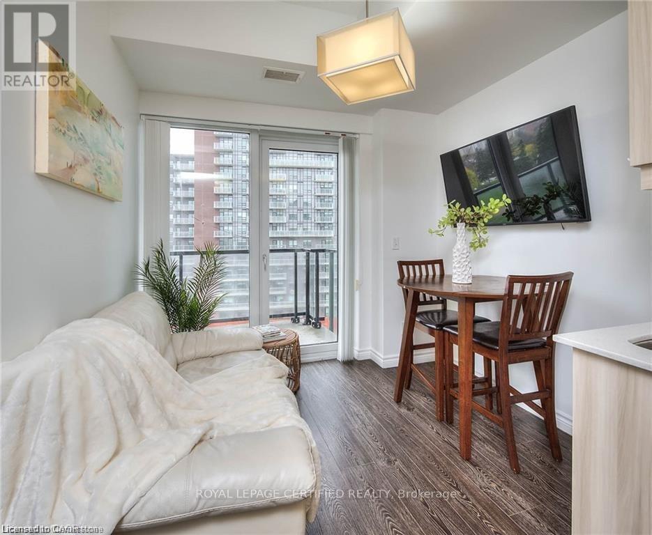 901 - 160 KING STREET N