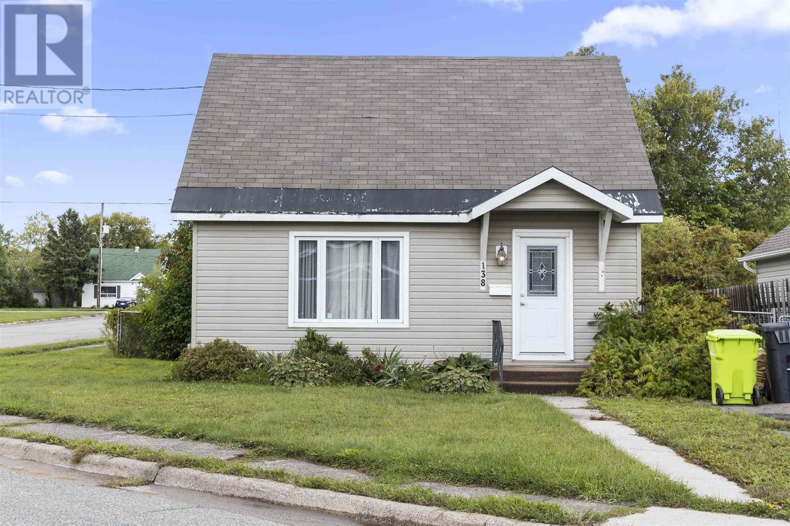 Photo 1 of 24 — 138 Bellevue Ave, Sault Ste. Marie, ON P6B2W4