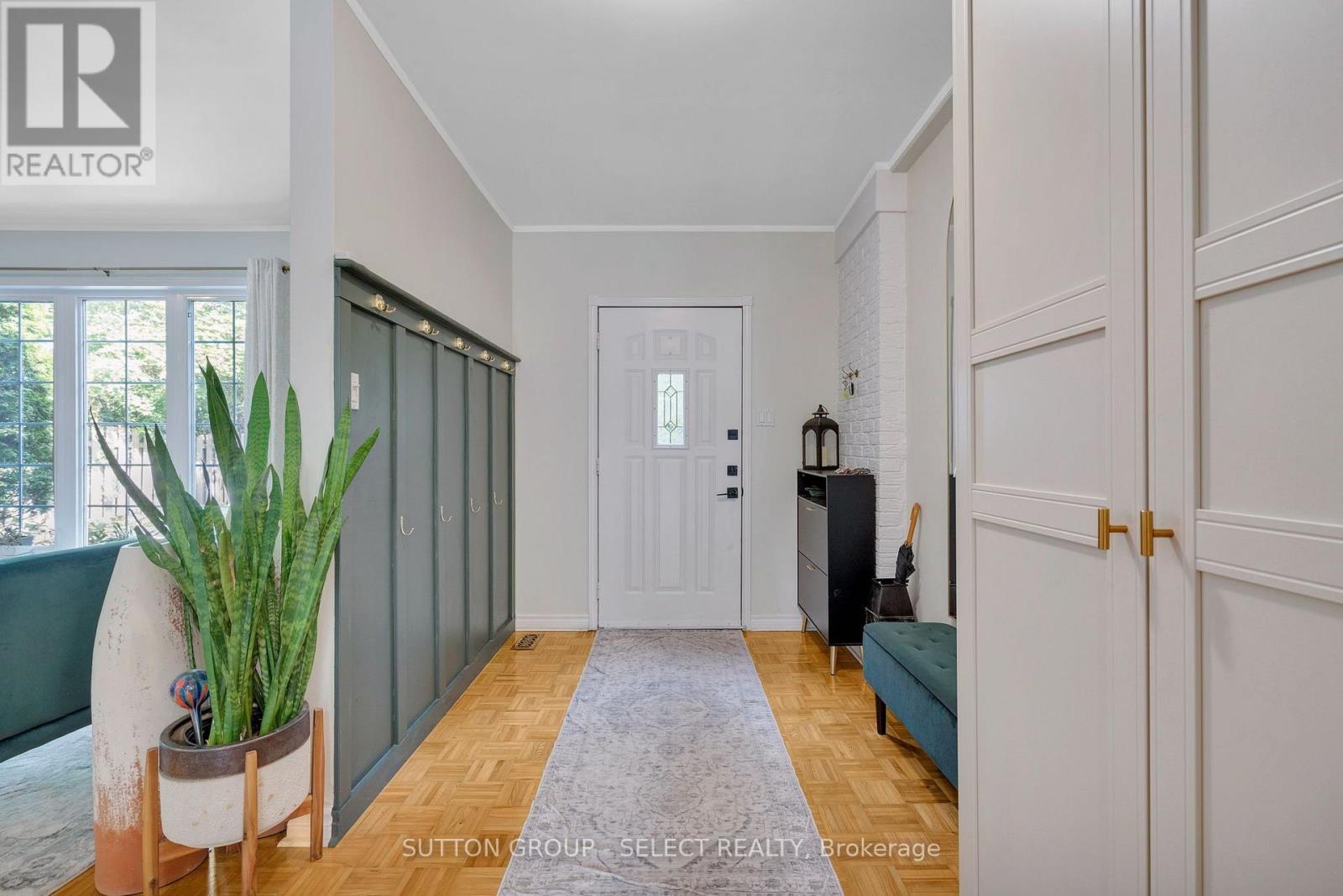 1129 SUNNINGDALE ROAD E