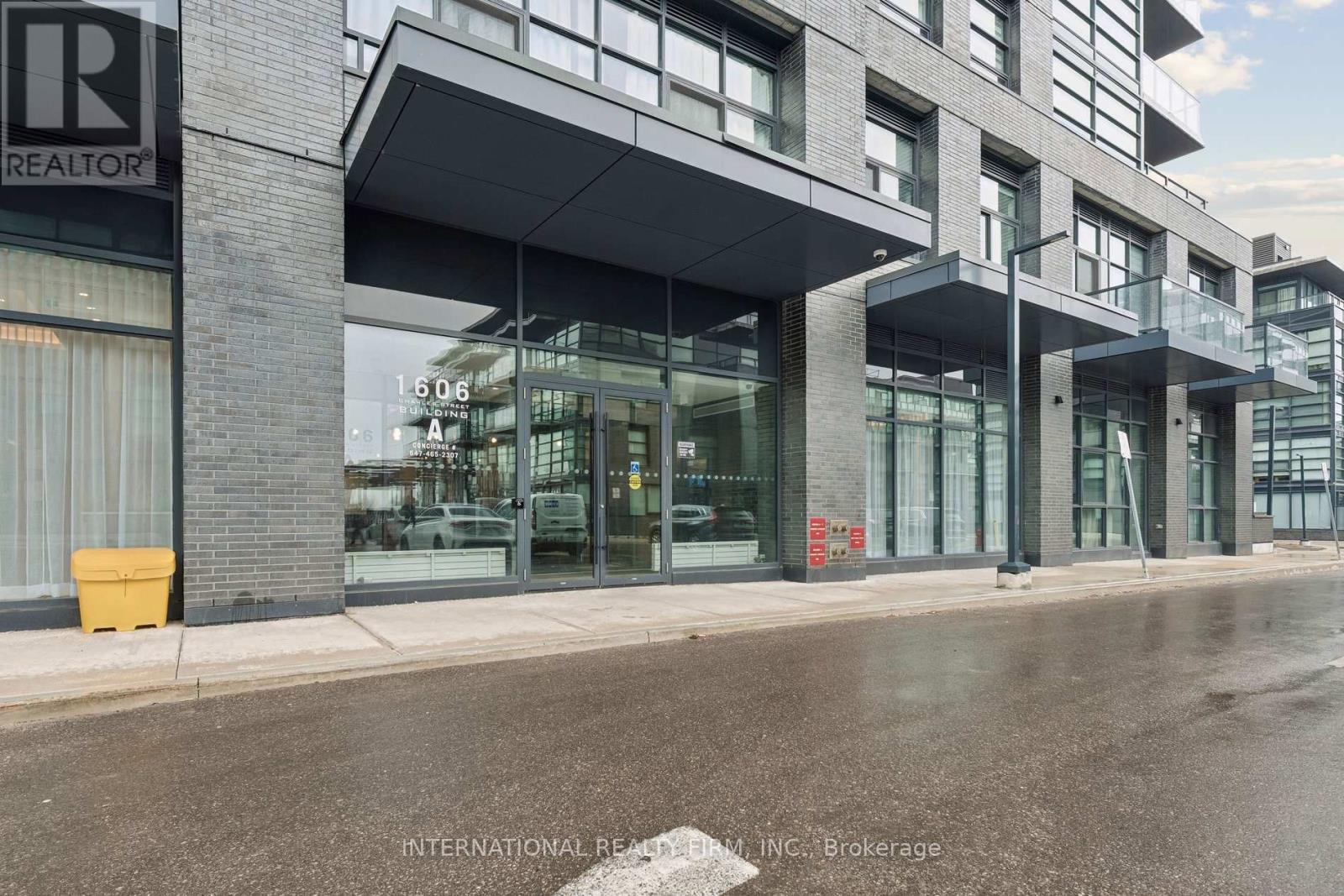 Photo 1 of 32 — 1701 - 1606 CHARLES STREET Unit 1701, Whitby (Port Whitby), ON L1N0P1