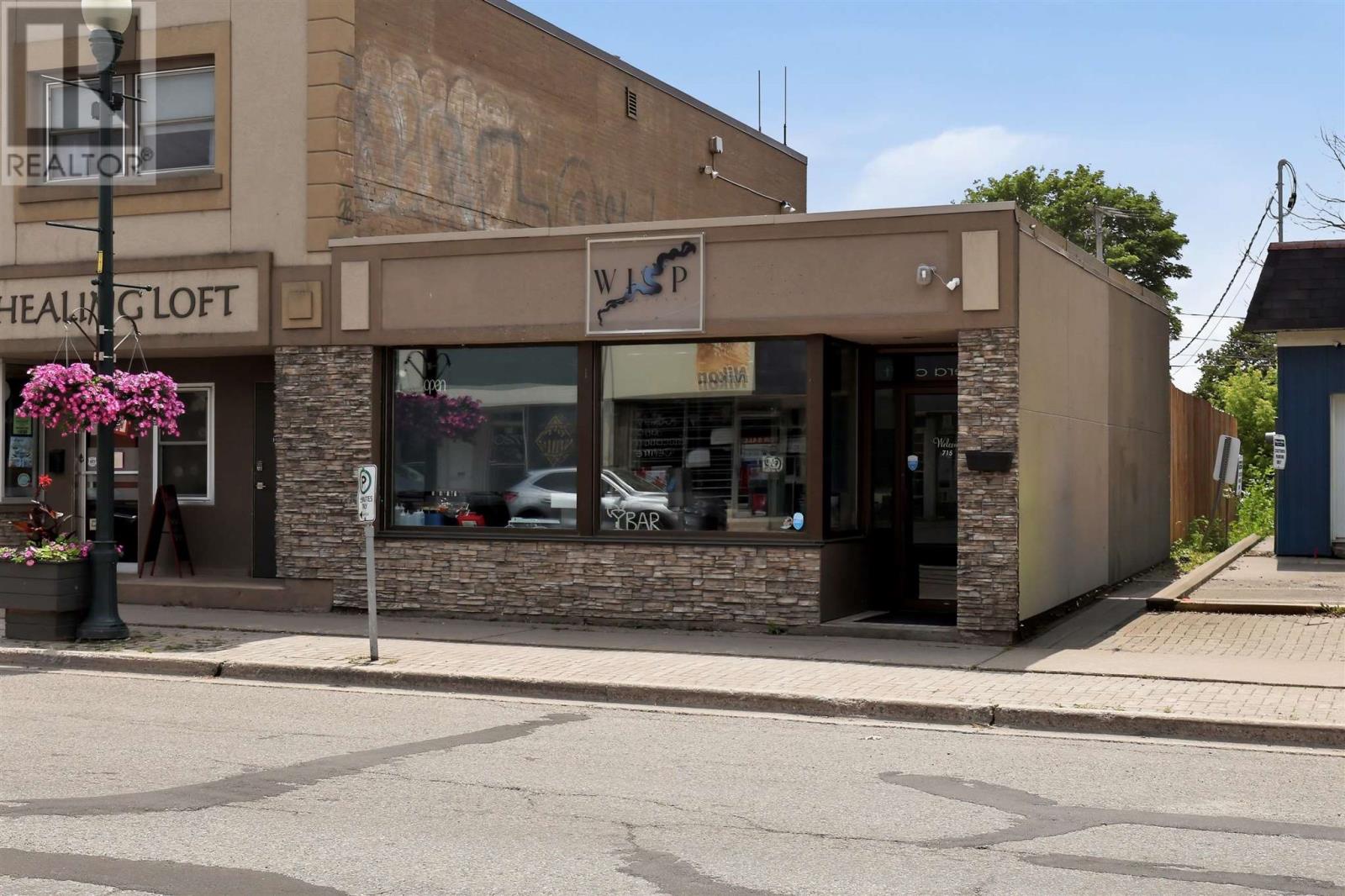 Photo 1 of 39 — 715 Queen ST E, Sault Ste. Marie, ON P6A2A8