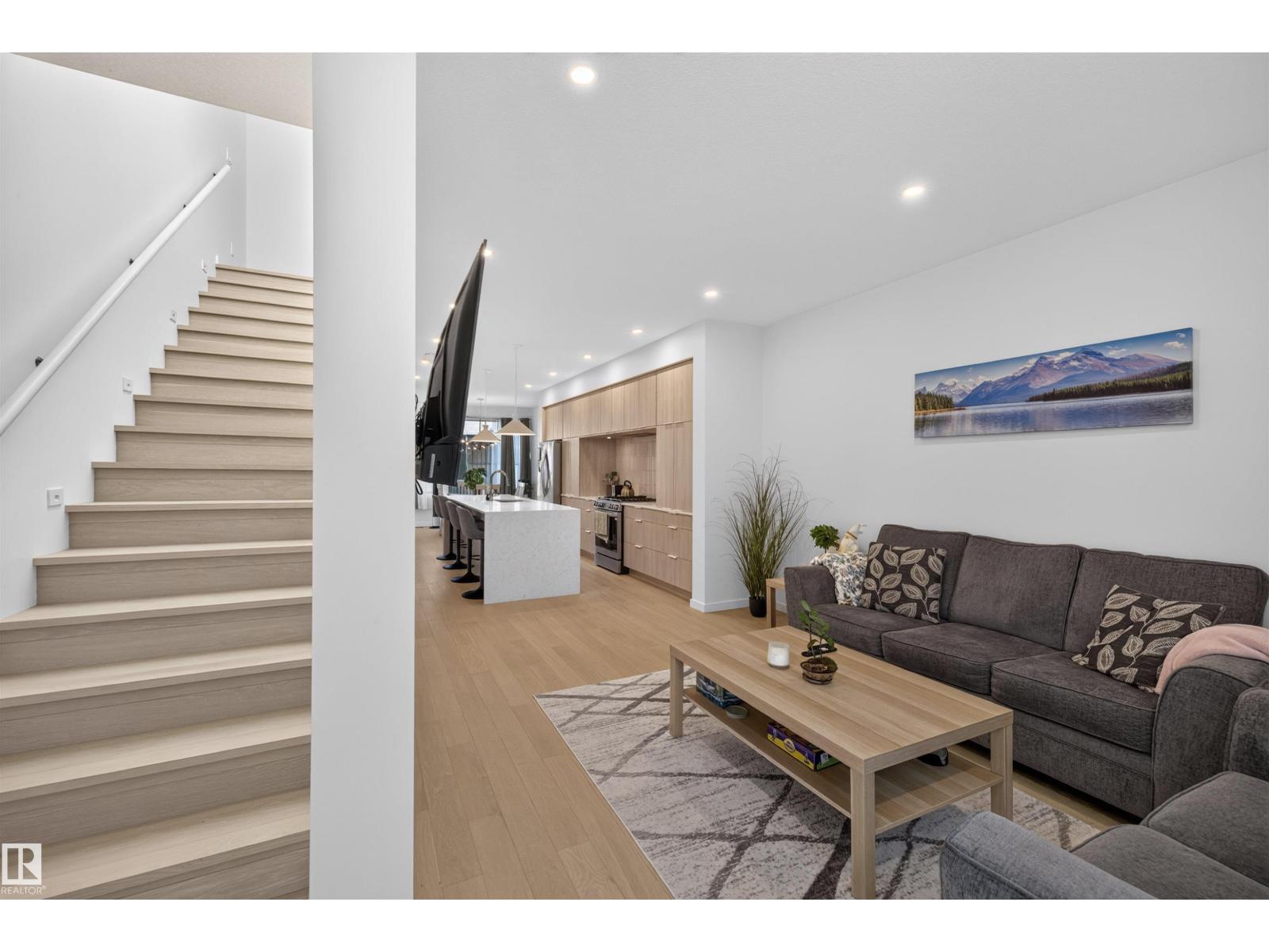 8551 81 AV NW