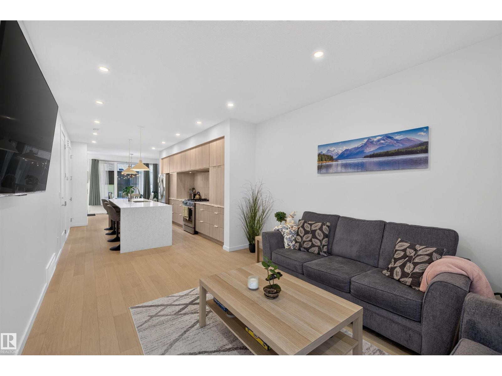8551 81 AV NW