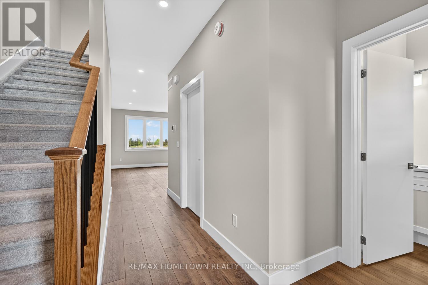 1009 DOBBIE STREET
