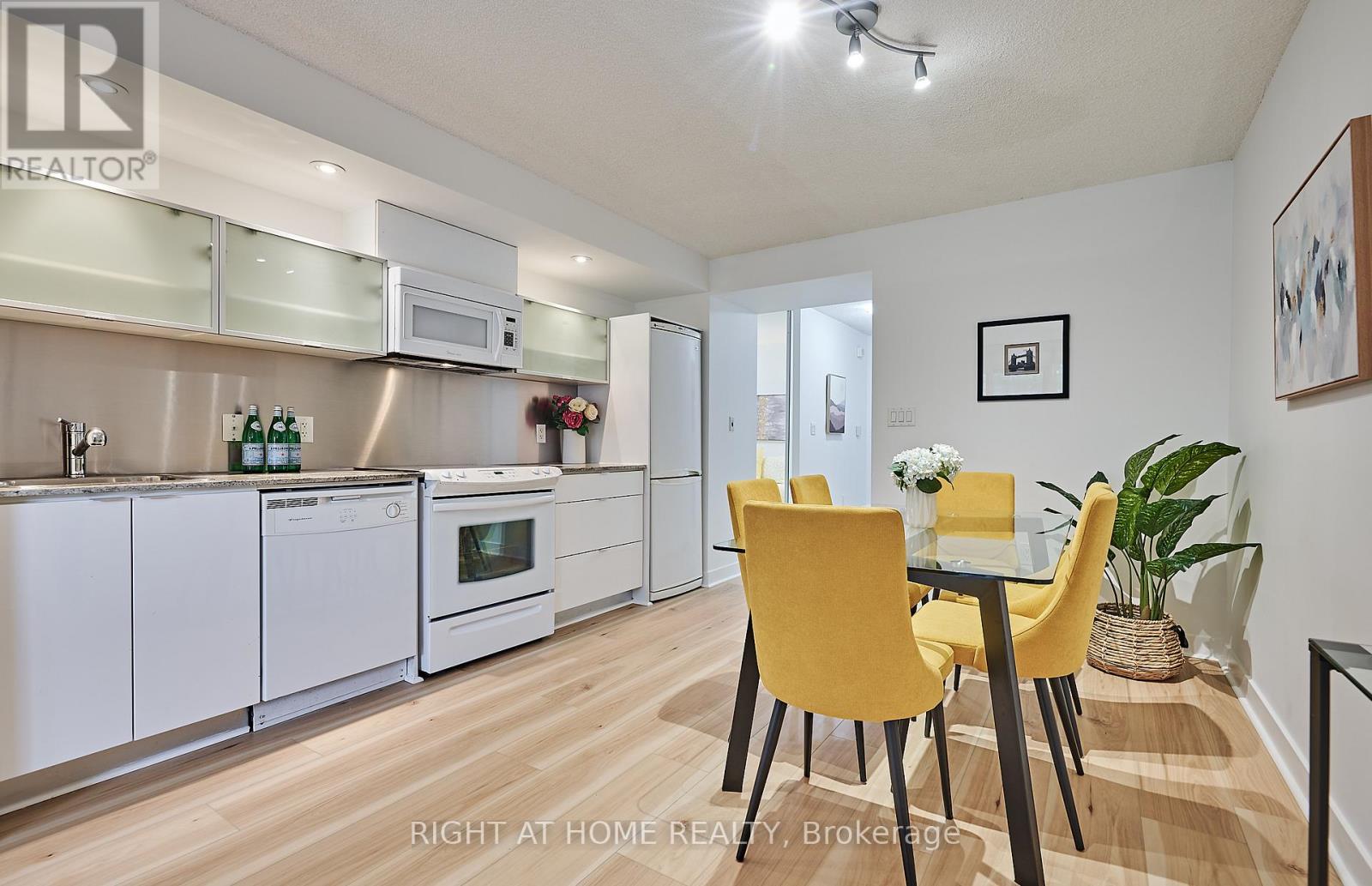 323 - 4K SPADINA AVENUE