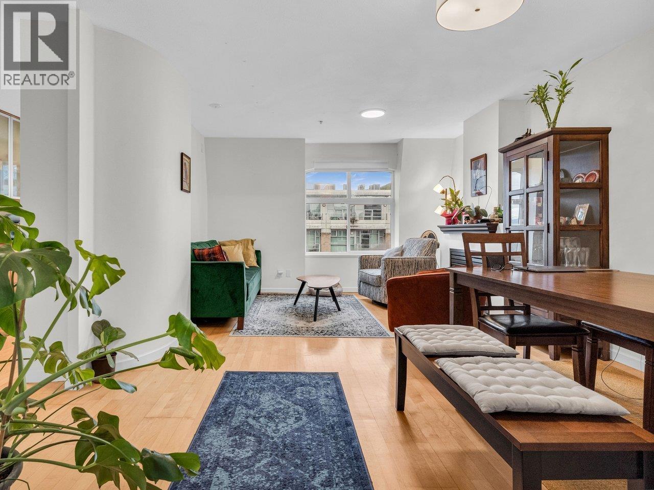 102 3349 DUNBAR STREET